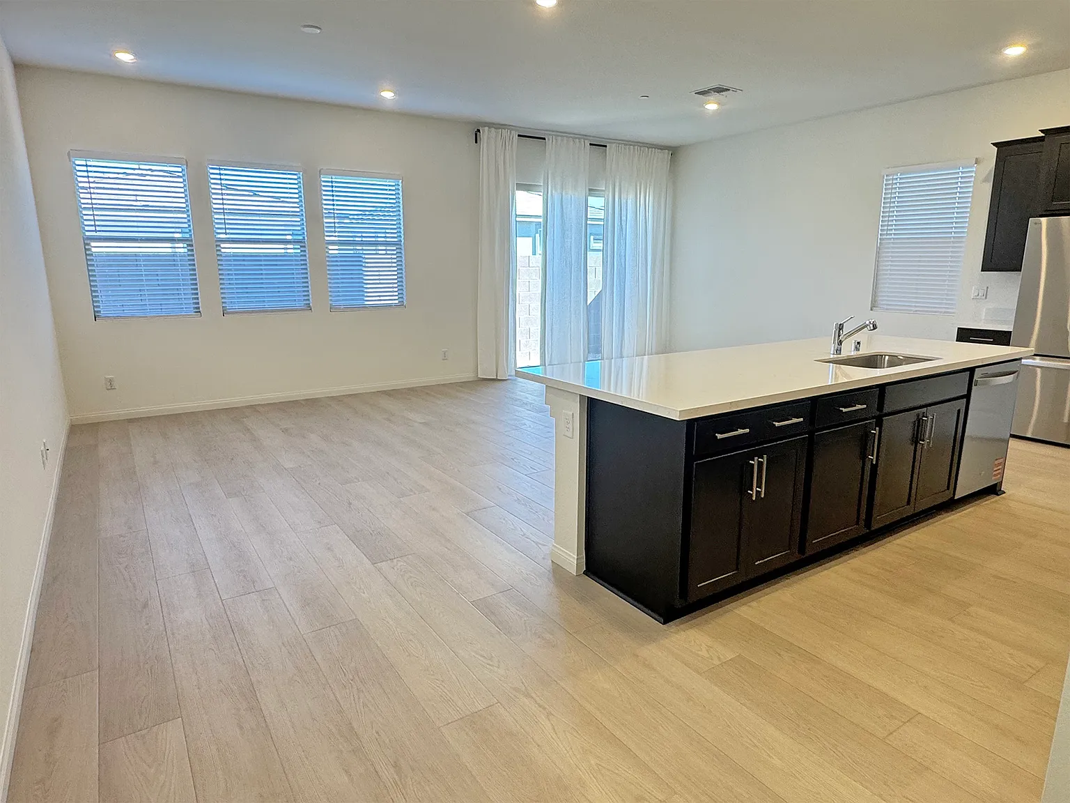 4 bed, 2466 sqft, $3,300 — Photo 3