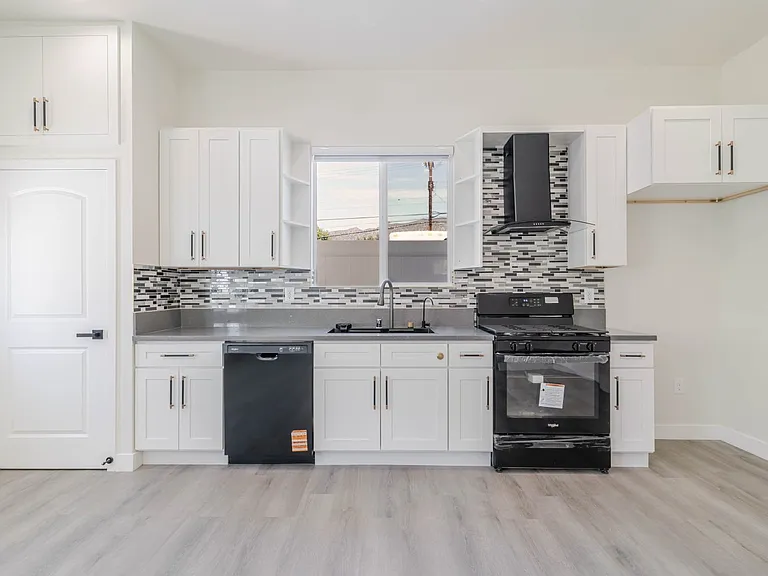 10656 Nassau Ave — Photo 8