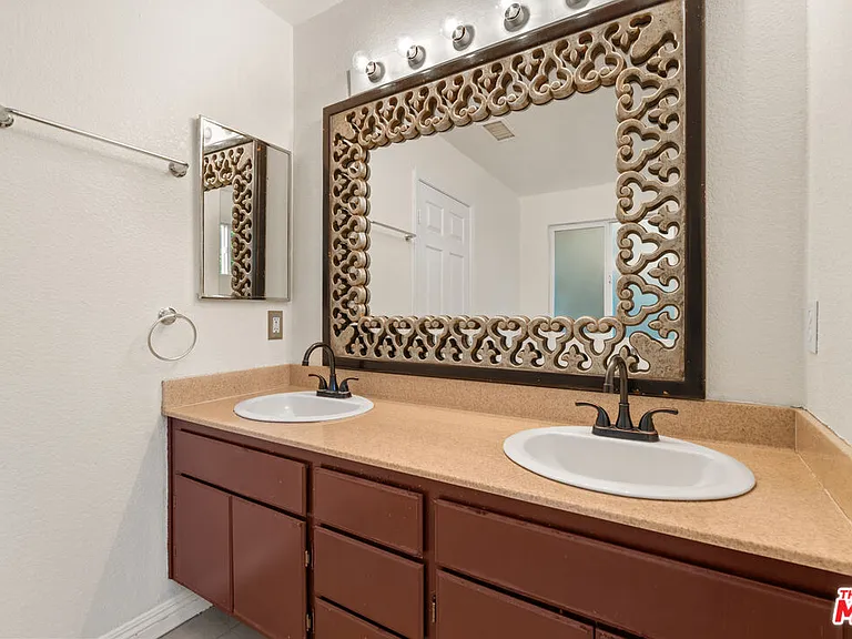 9155 Cedros Ave #1 — Photo 8