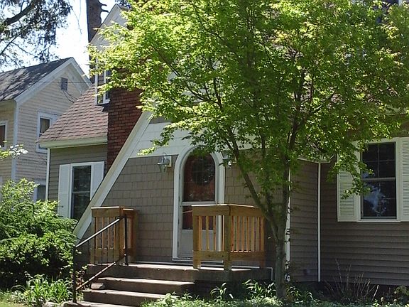 3rd image of 108 N Lincoln Ave