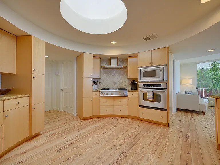 Kitchen, plenty of storage!