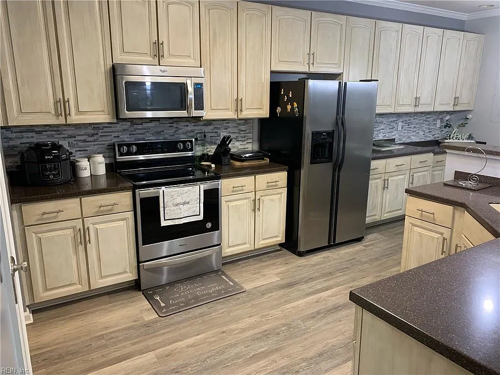 3 bed, 2.5 bath, 2303 sqft, $2,899 — Photo 4