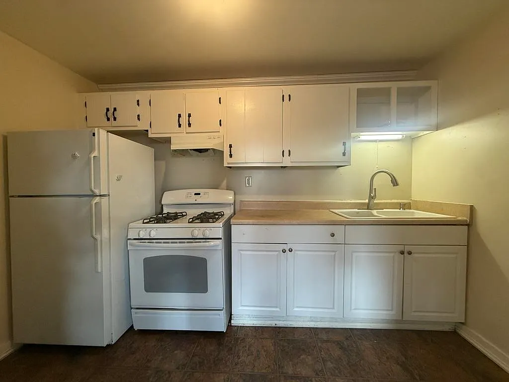 Photo 2 of 12 - 442 Merrimack St #2W - Manchester, NH Building Photo - 442 Merrimack St #2W