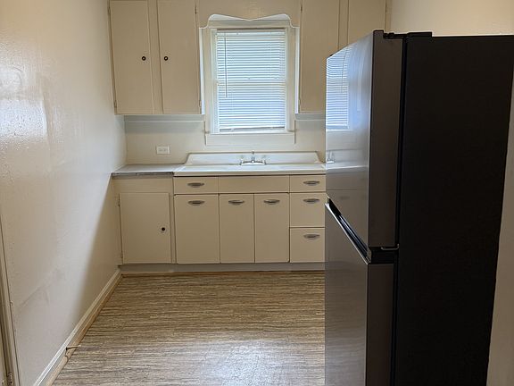 2nd image of 200 E Joy St