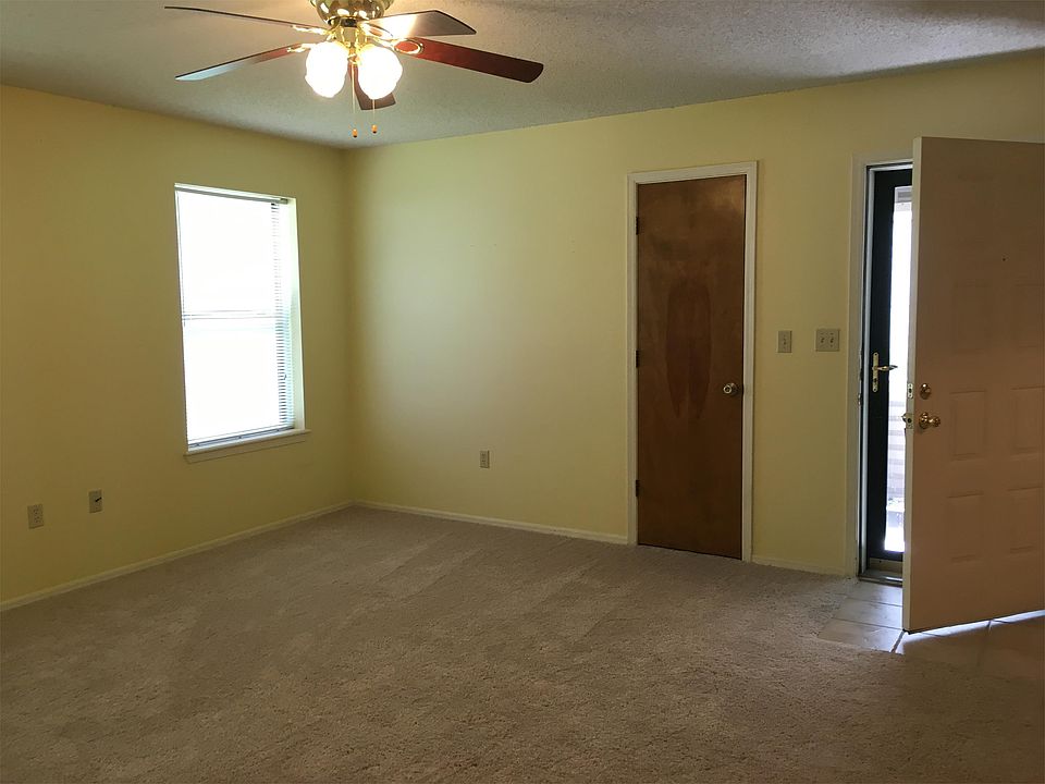 2nd image of 406 Fairway Cir