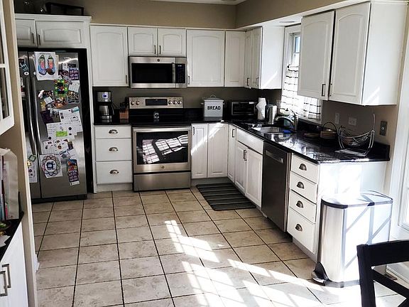 4th image of 411 Larchmont Ln