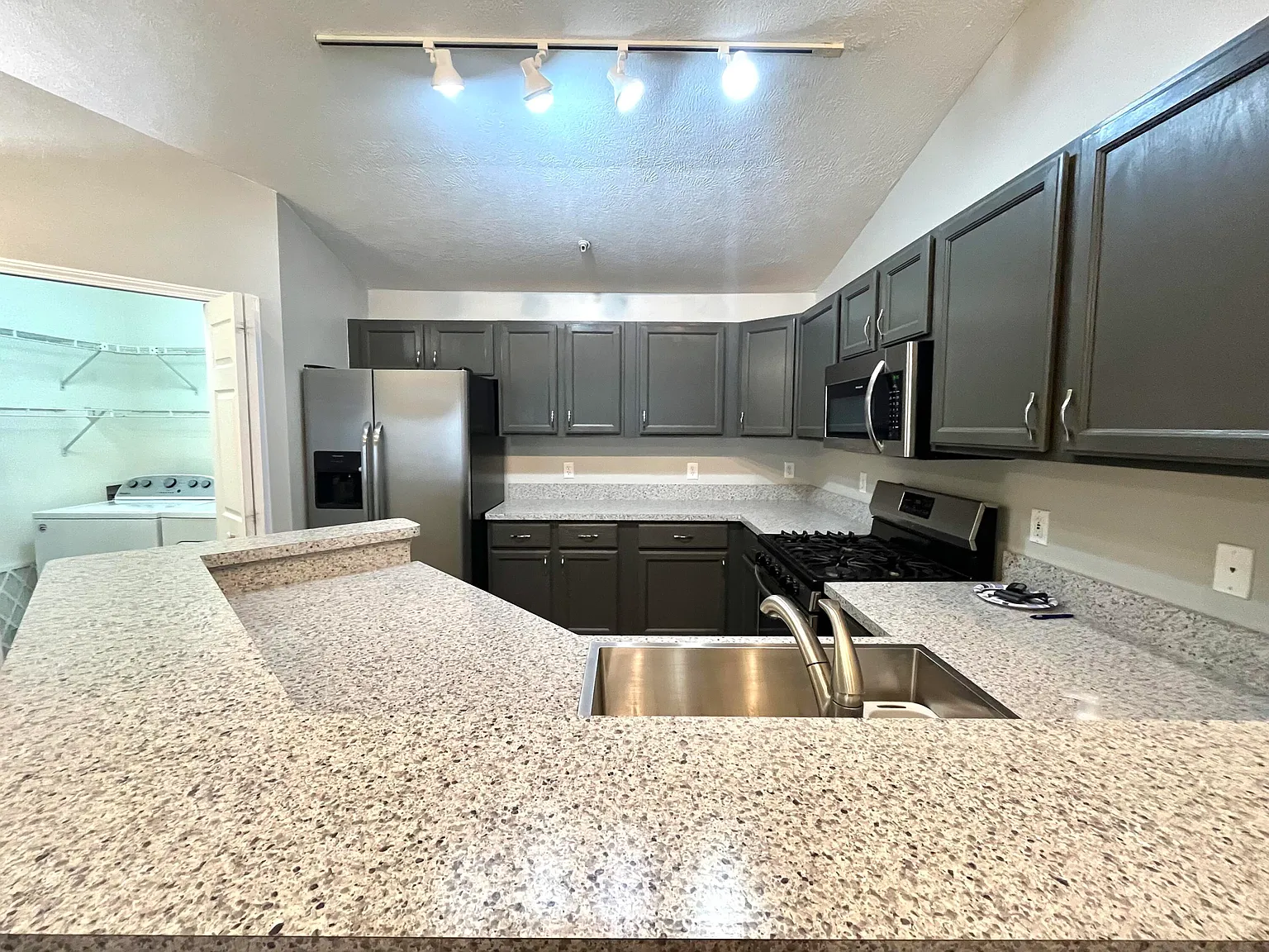 2 bed, 2.0 bath, 1345 sqft, $2,100 — Photo 2