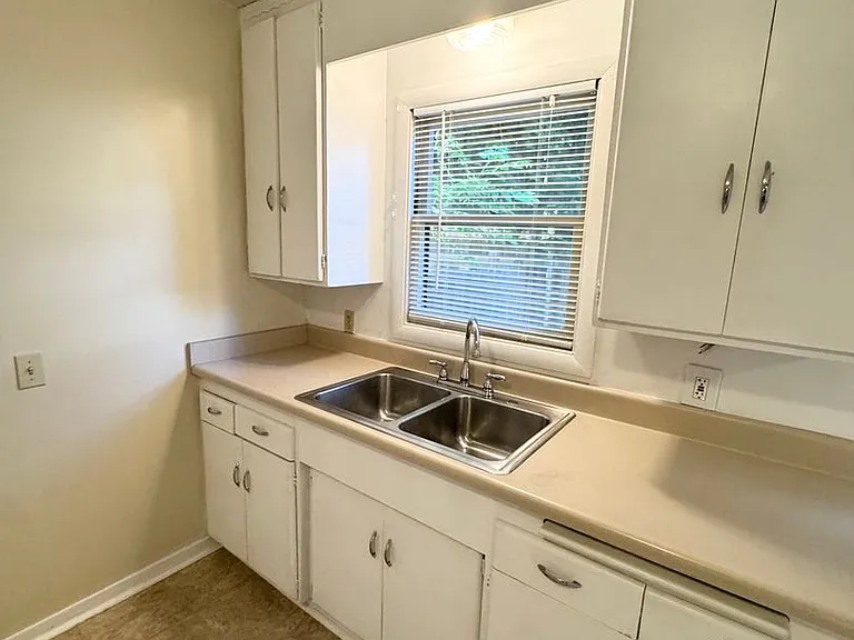 461 Walnut St — Photo 4