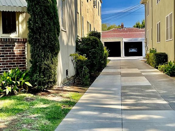 3rd image of 1045 38th St APT D