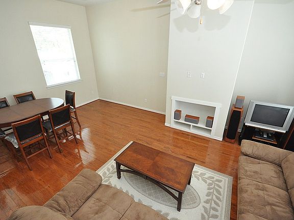 5th image of 1109 W 15th 1/2 St Unit K