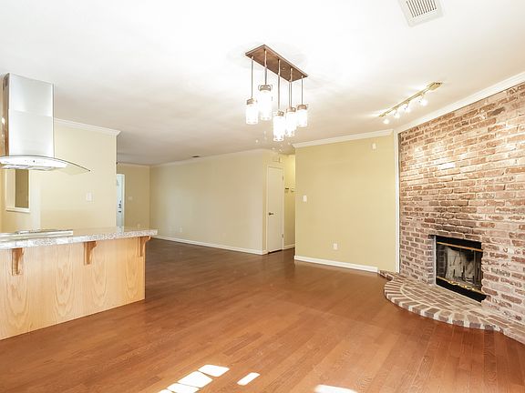 3rd image of 7500 Sunset Ave