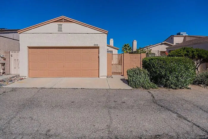 2434 N Palo Hacha Dr — Photo 3