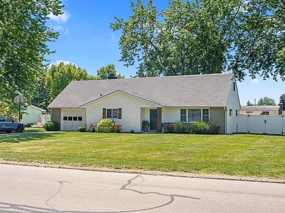 5th image of 585 Edgewood Dr