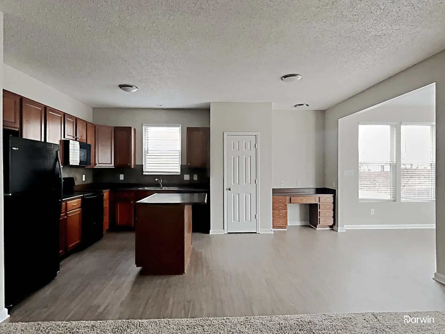 6 bed, 3.0 bath, 3276 sqft, $2,480 — Photo 2