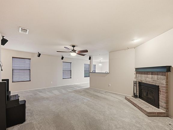 5th image of 322 Laurel Ln