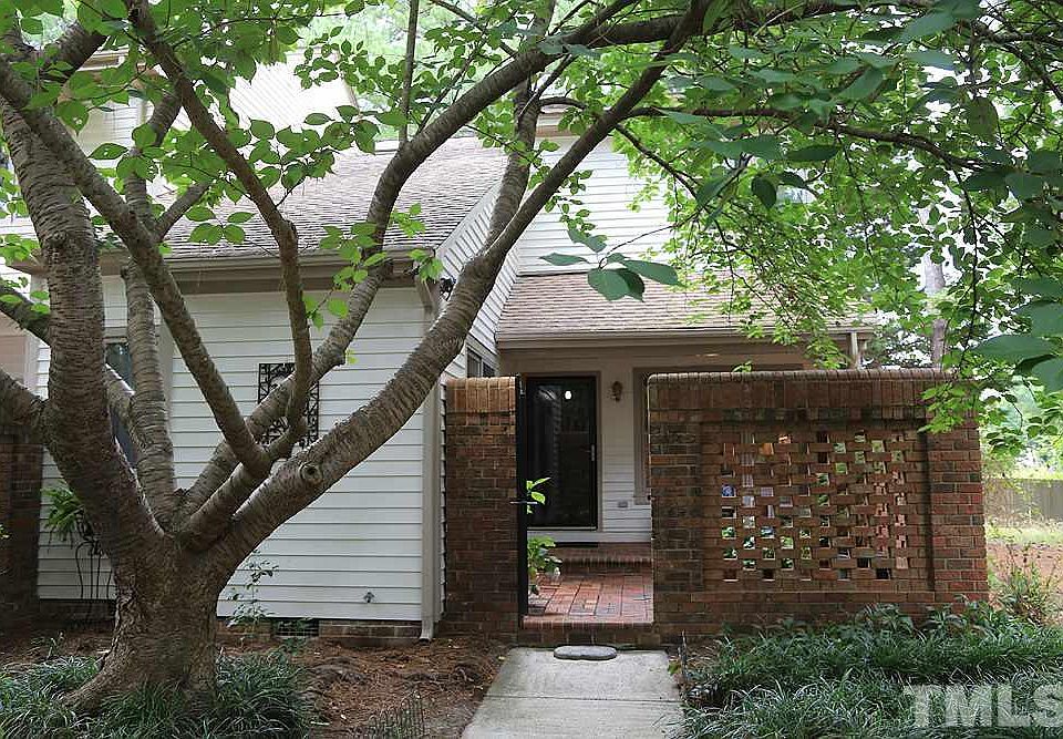 1st image of 15 Bloomsbury Ct
