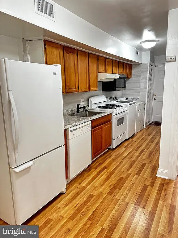 3 bed, 2.0 bath, 1184 sqft, $2,500 — Photo 3