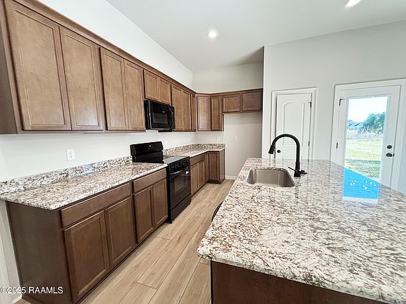 4th image of 118 Brattle Ct