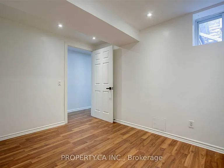 1012 Ossington Ave #LOWER — Photo 14