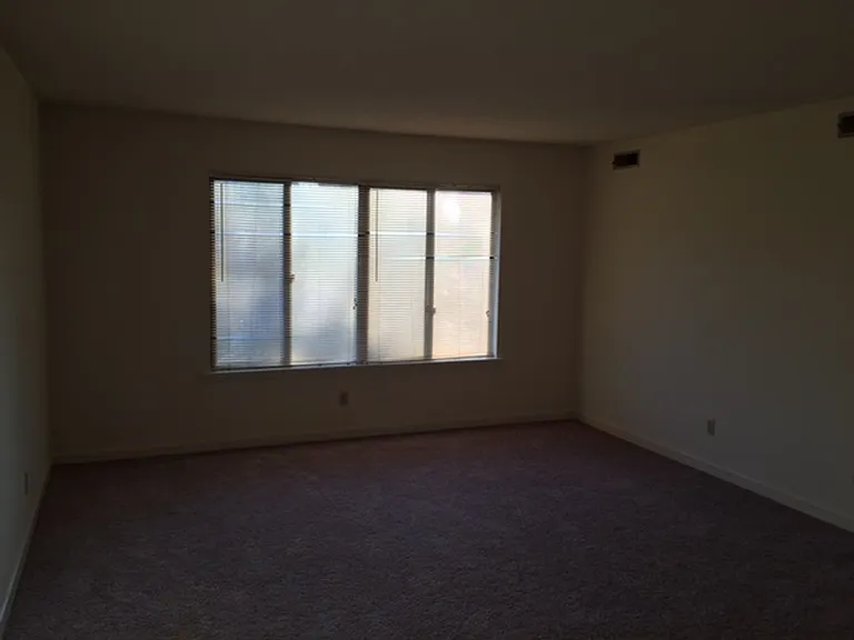 415 Laurel Ave W — Photo 15