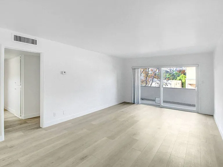 110 S Swall — Photo 35