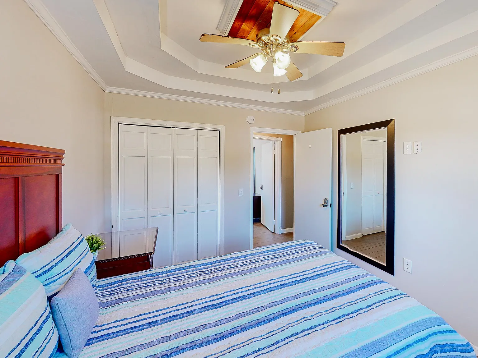 4 bed, 1.0 bath, $819 — Photo 2