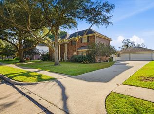 405 Regency Ct, Friendswood, TX 77546