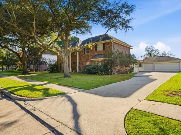 405 Regency Ct, Friendswood, TX 77546