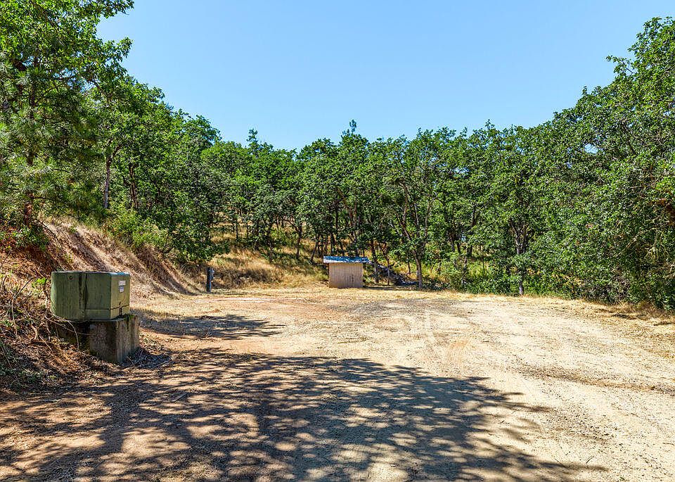 2nd image of 2077 Knowles Rd