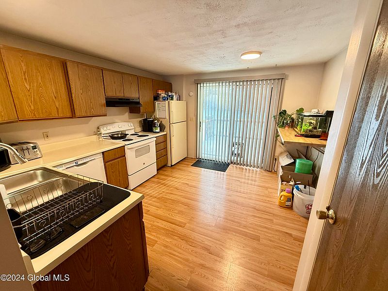 3rd image of 12 Queen Ann Court
