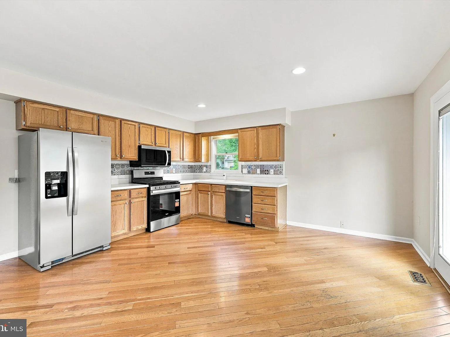 3 bed, 2.5 bath, 2424 sqft, $3,800 — Photo 4