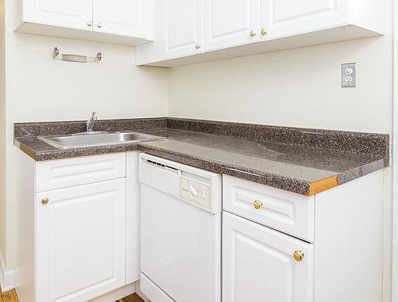 3rd image of 550 W Aldine Ave #560N1