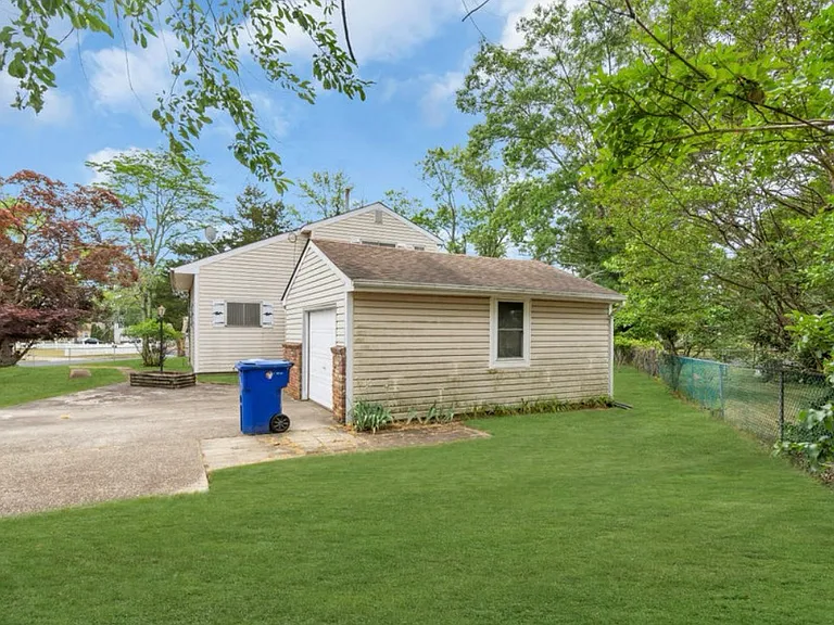 304 Lillian Ln — Photo 8