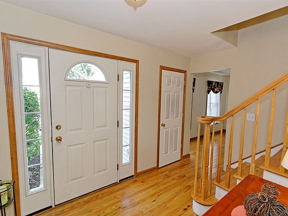 3rd image of 7 Harmony Ct