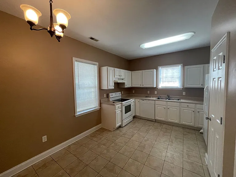375 Lullwater Dr — Photo 9