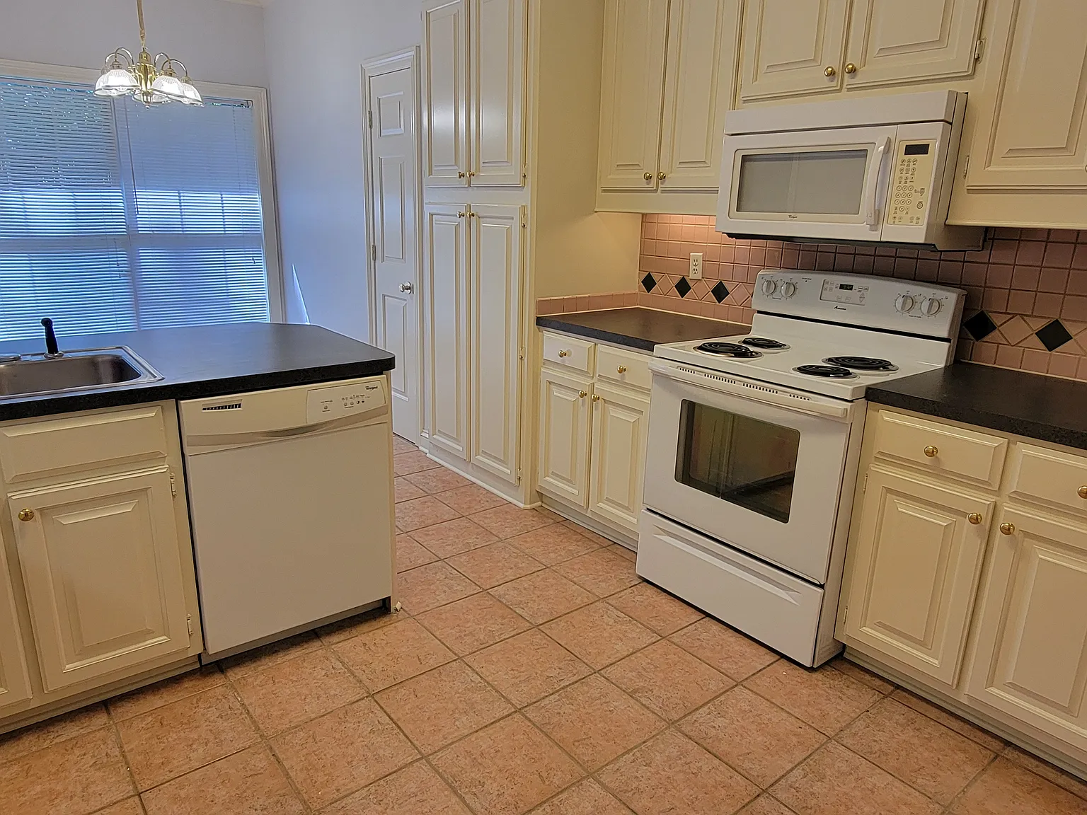 3 bed, 1942 sqft, $2,095 — Photo 3