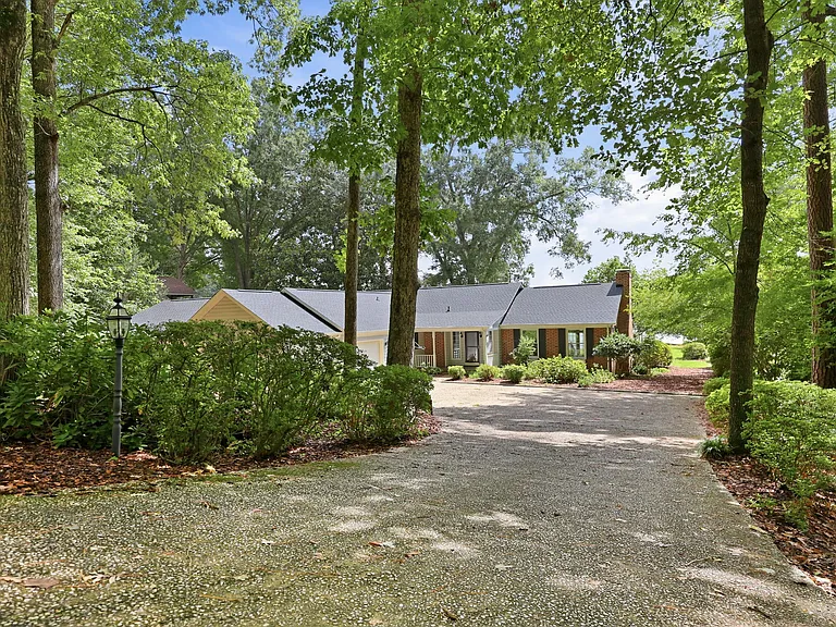 253 Lakeview Dr — Photo 5