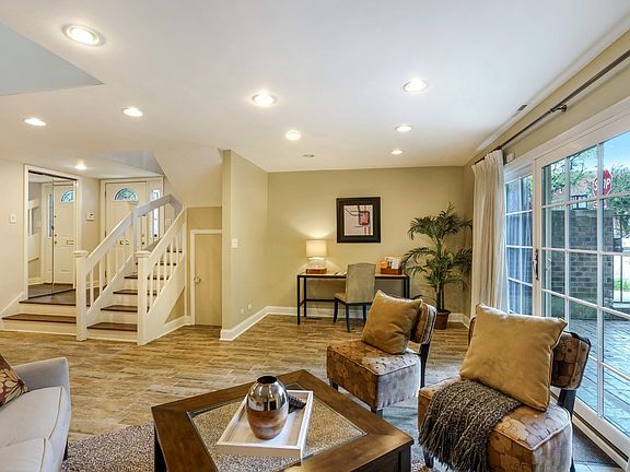 4th image of 1158 W Dickens Ave