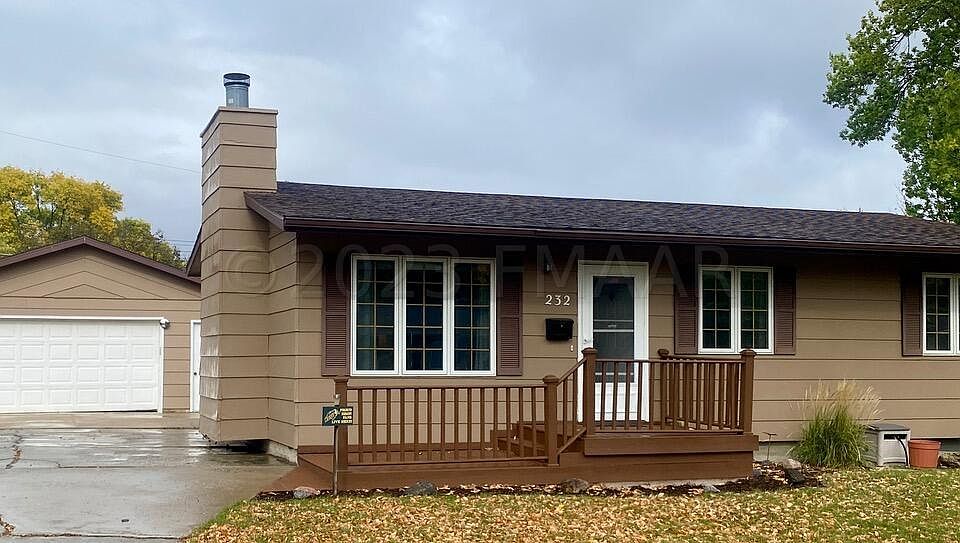1st image of 232 10th Ave E