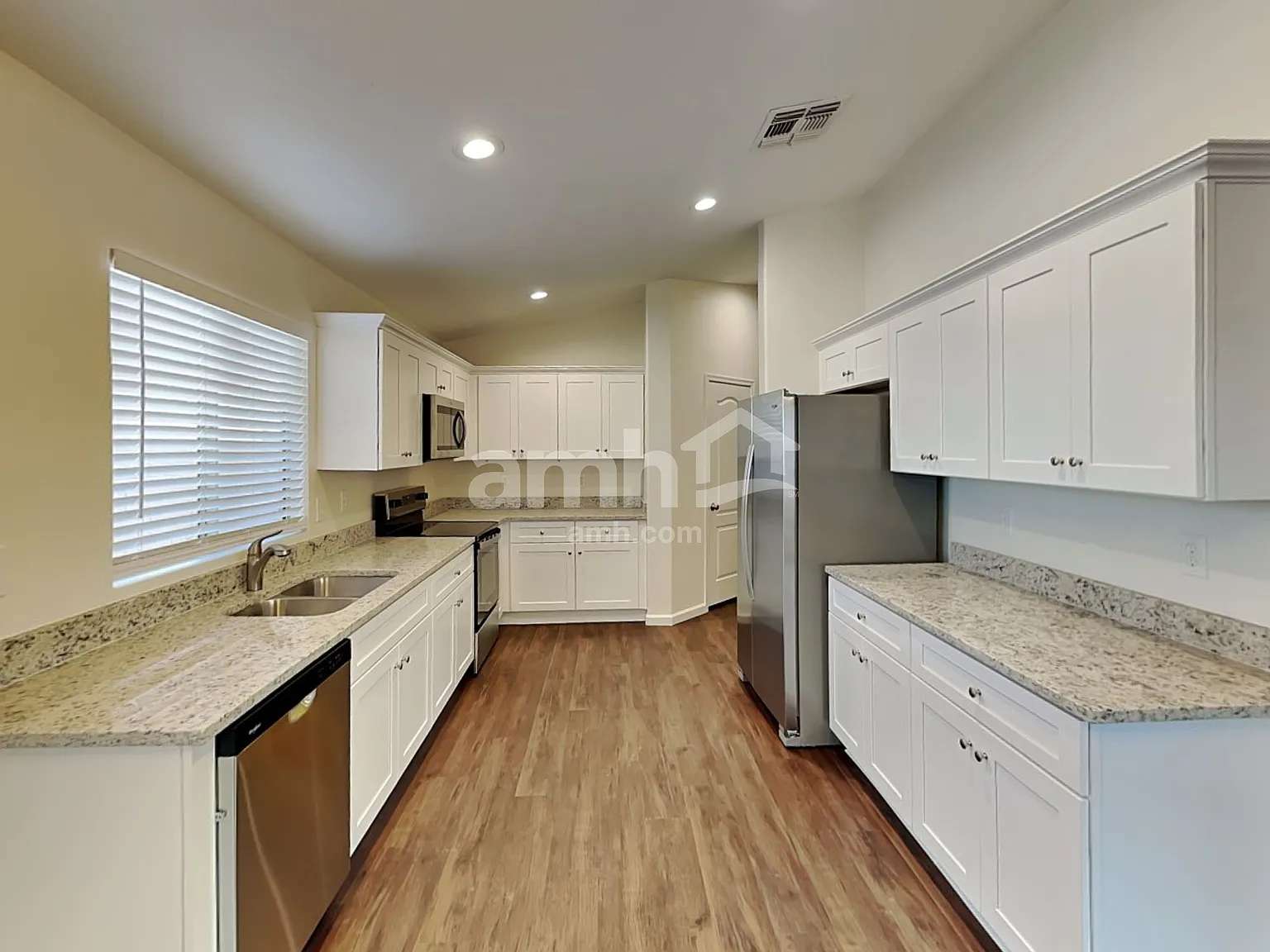 3 bed, 2.0 bath, 2047 sqft, $2,420 — Photo 3
