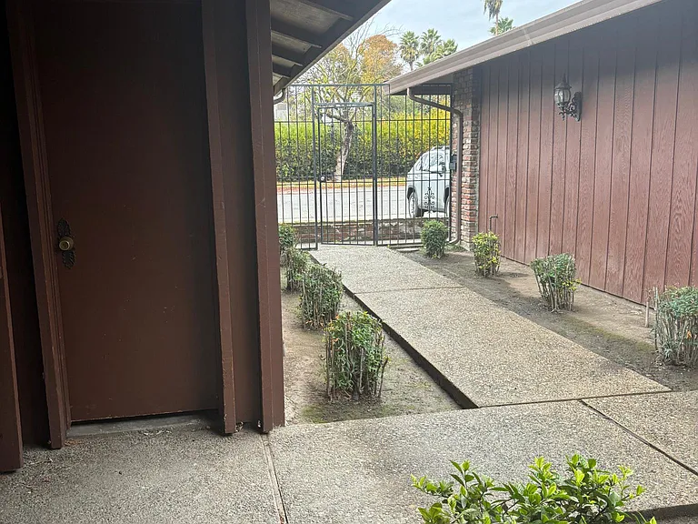 3048 W Swain Rd — Photo 6