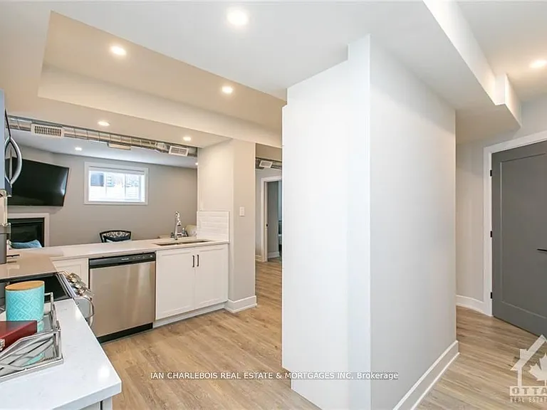 846 Rockson Cres #C — Photo 11