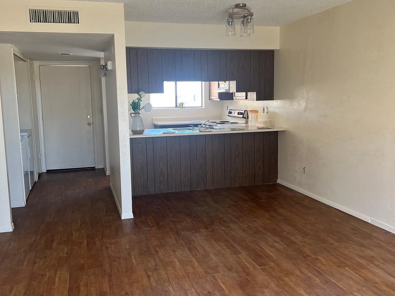 2 bed, 1000 sqft, $1,200 — Photo 2