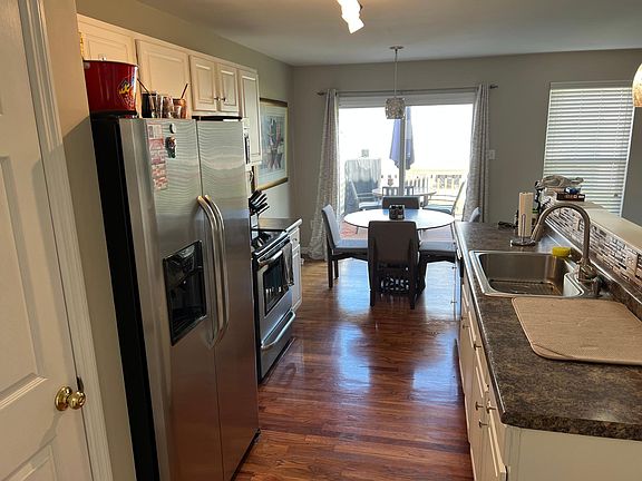 4th image of 39 Edenshire Ct
