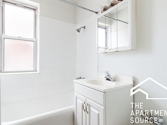 5th image of 423 W Wellington Ave #3