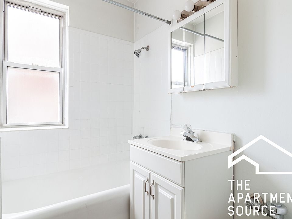 2nd image of 423 W Wellington Ave #506