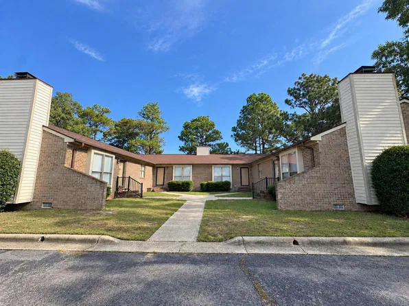 575 Countrytown Dr, Hope Mills, NC 28348