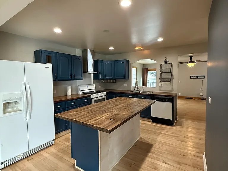 479 N Elm Ave — Photo 4