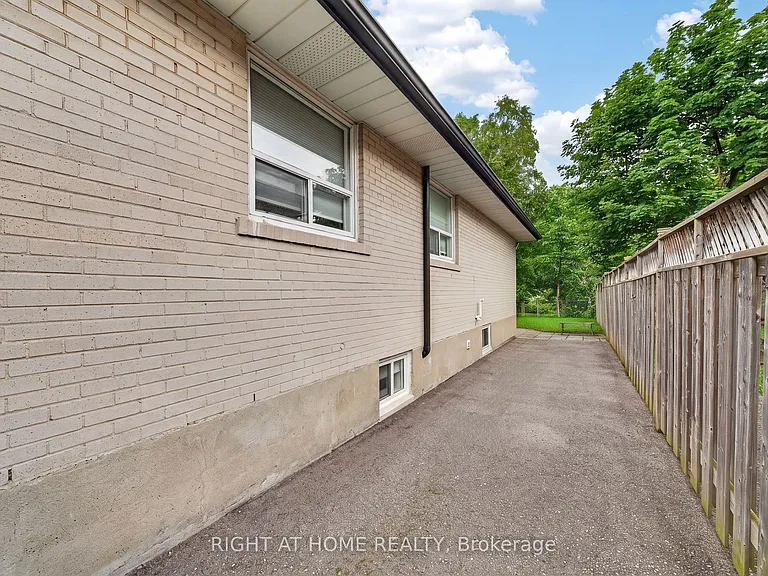1599 Sandgate Cres #LOWER — Photo 23