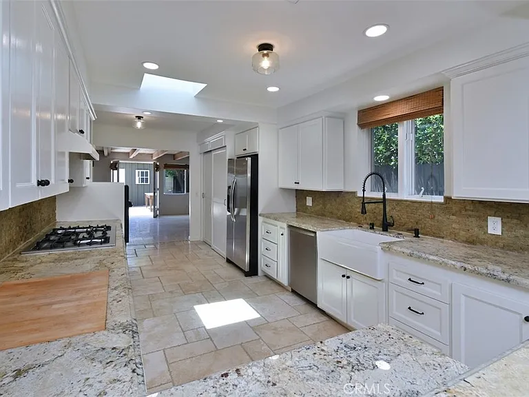 13902 Calvert St — Photo 9